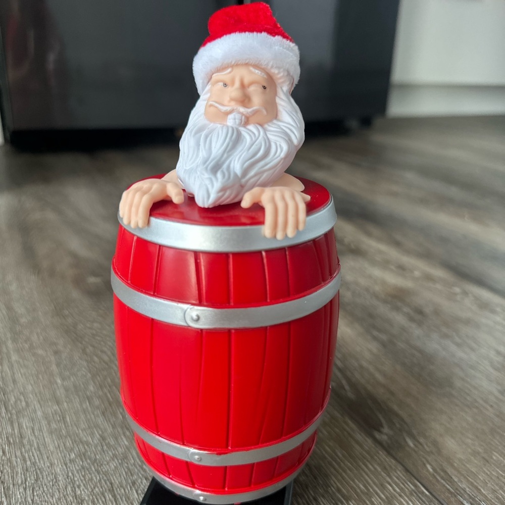 Santa Claus in Wooden Barrel Cigarette Dispenser 🎅 - Picture 9 of 15